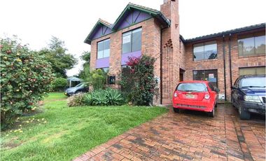 Casa de dos niveles en arriendo en Chía