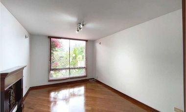 Casa de dos niveles en arriendo en Chía