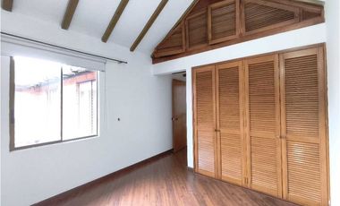 Casa de dos niveles en arriendo en Chía
