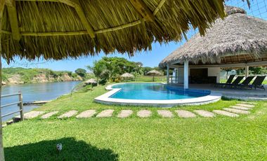Casa en VENTA con alberca y roof garden, en Residencial Tai Tai junto al rio
