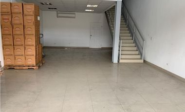 LOCAL COMERCIAL / PLAZA MILLA 8 / CON MEZZANINE / 126m2 / VACIO