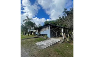 CASA CON TERRENO DE 5800MTS PUERTO ARMUELLES