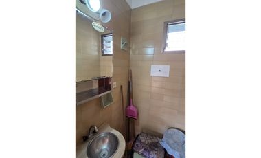 DOS AMBIENTES A LA CALLE CON COCHERA EN EL MISMO EDIFICIO.