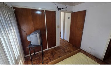 DOS AMBIENTES A LA CALLE CON COCHERA EN EL MISMO EDIFICIO.