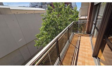 DOS AMBIENTES A LA CALLE CON COCHERA EN EL MISMO EDIFICIO.