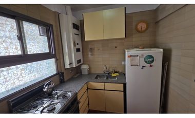 DOS AMBIENTES A LA CALLE CON COCHERA EN EL MISMO EDIFICIO.