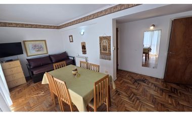 DOS AMBIENTES A LA CALLE CON COCHERA EN EL MISMO EDIFICIO.