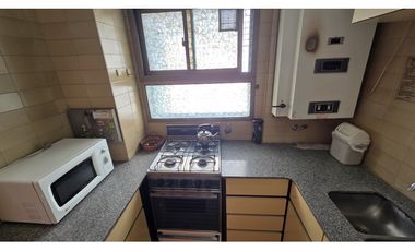 DOS AMBIENTES A LA CALLE CON COCHERA EN EL MISMO EDIFICIO.