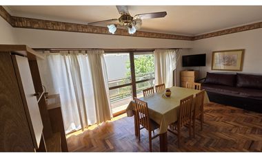 DOS AMBIENTES A LA CALLE CON COCHERA EN EL MISMO EDIFICIO.