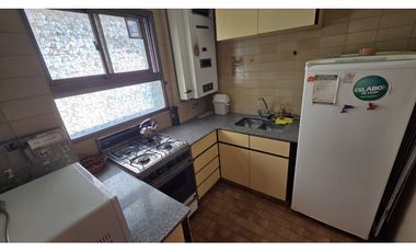 DOS AMBIENTES A LA CALLE CON COCHERA EN EL MISMO EDIFICIO.