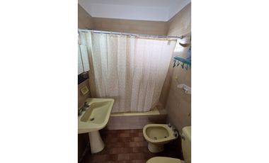 DOS AMBIENTES A LA CALLE CON COCHERA EN EL MISMO EDIFICIO.