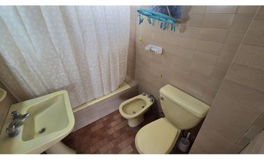 DOS AMBIENTES A LA CALLE CON COCHERA EN EL MISMO EDIFICIO.