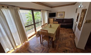 DOS AMBIENTES A LA CALLE CON COCHERA EN EL MISMO EDIFICIO.