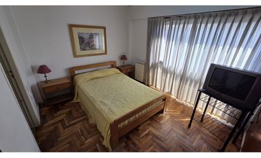 DOS AMBIENTES A LA CALLE CON COCHERA EN EL MISMO EDIFICIO.