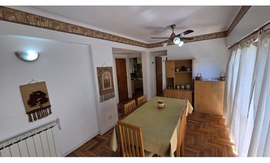 DOS AMBIENTES A LA CALLE CON COCHERA EN EL MISMO EDIFICIO.