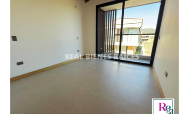 Casa Medianera en Unidad Cerrada