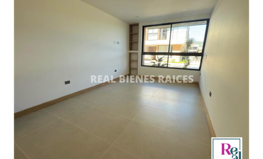 Casa Medianera en Unidad Cerrada