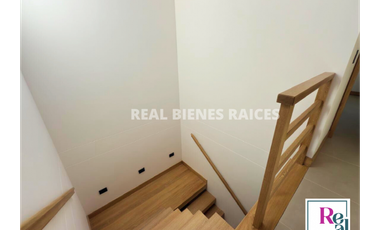 Casa Medianera en Unidad Cerrada