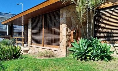 Alquiler Casa 4 Amb. Lomas Del Mirador Uso Comercial Excelente Ubicación