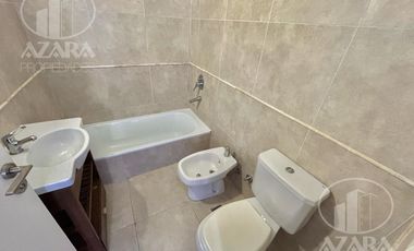 Triplex de 4 ambientes con patio y cochera, apto crédito, a 5 cuadras de Av. Maipú y Melo