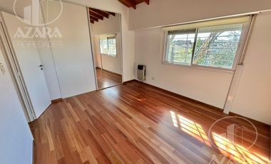 Triplex de 4 ambientes con patio y cochera, apto crédito, a 5 cuadras de Av. Maipú y Melo