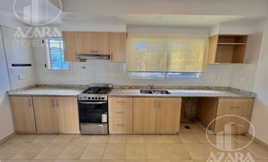 Triplex de 4 ambientes con patio y cochera, apto crédito, a 5 cuadras de Av. Maipú y Melo