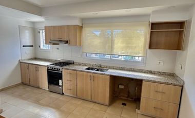 Triplex de 4 ambientes con patio y cochera, apto crédito, a 5 cuadras de Av. Maipú y Melo