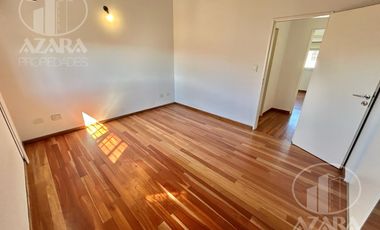 Triplex de 4 ambientes con patio y cochera, apto crédito, a 5 cuadras de Av. Maipú y Melo