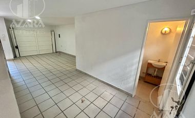 Triplex de 4 ambientes con patio y cochera, apto crédito, a 5 cuadras de Av. Maipú y Melo