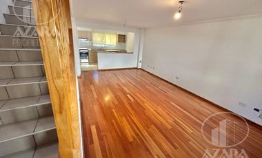 Triplex de 4 ambientes con patio y cochera, apto crédito, a 5 cuadras de Av. Maipú y Melo