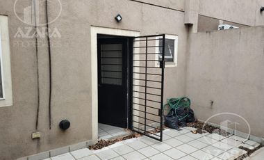 Triplex de 4 ambientes con patio y cochera, apto crédito, a 5 cuadras de Av. Maipú y Melo