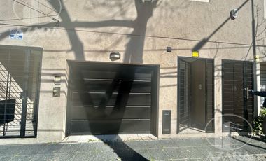 Triplex de 4 ambientes con patio y cochera, apto crédito, a 5 cuadras de Av. Maipú y Melo