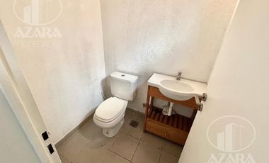 Triplex de 4 ambientes con patio y cochera, apto crédito, a 5 cuadras de Av. Maipú y Melo