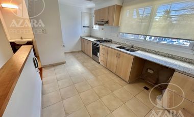 Triplex de 4 ambientes con patio y cochera, apto crédito, a 5 cuadras de Av. Maipú y Melo