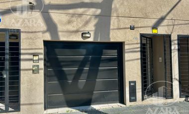 Triplex de 4 ambientes con patio y cochera, apto crédito, a 5 cuadras de Av. Maipú y Melo