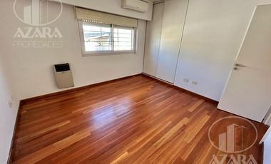 Triplex de 4 ambientes con patio y cochera, apto crédito, a 5 cuadras de Av. Maipú y Melo