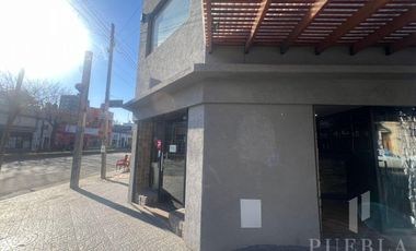 VENTA LOCAL REMEDIOS DE ESCALADA EN ESQUINA
