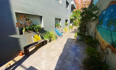Departamento de categoría con terraza propia , cochera doble y baulera.