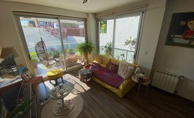 Departamento de categoría con terraza propia , cochera doble y baulera.