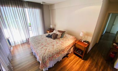 Departamento de categoría con terraza propia , cochera doble y baulera.