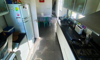 Departamento de categoría con terraza propia , cochera doble y baulera.