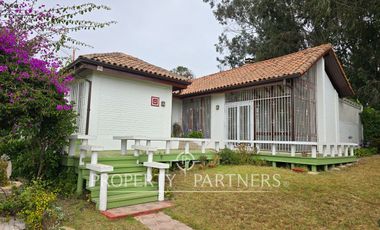 Casa sólida en sector tradicional.