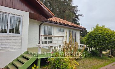 Casa sólida en sector tradicional.
