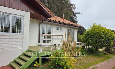 Casa sólida en sector tradicional.