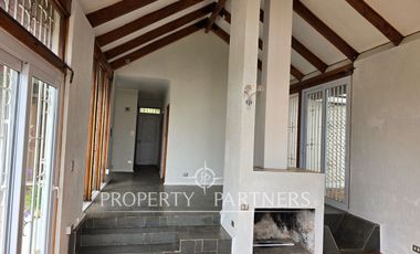 Casa sólida en sector tradicional.