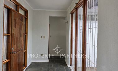 Casa sólida en sector tradicional.