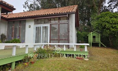 Casa sólida en sector tradicional.