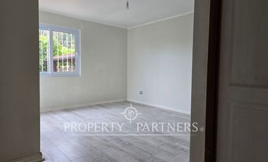 Casa sólida en sector tradicional.