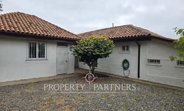 Casa sólida en sector tradicional.