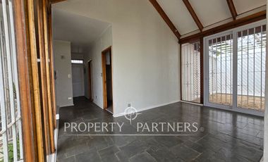 Casa sólida en sector tradicional.